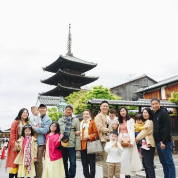 Big family trip at Yasaka pagoda, Hokanji temple.